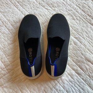 Black Rothy’s sneakers